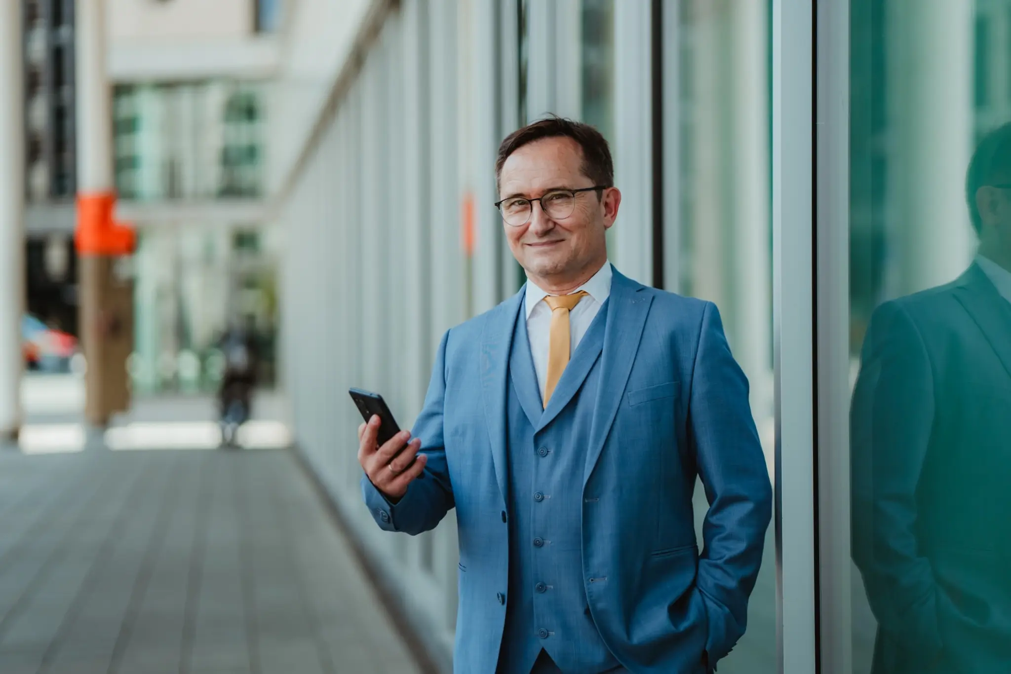Martin Schroeter, zertifizierter Edelmetallberater, von Goldstandard Business in einem Gespraech mit einem Kunden