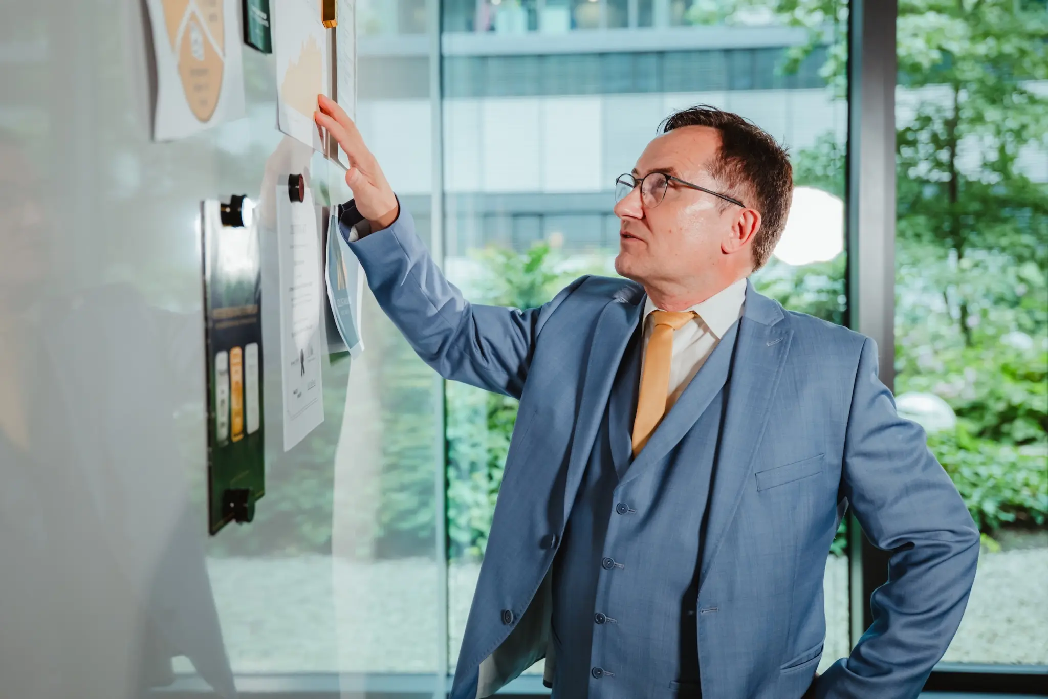 Expertf fuer Vermoegensanlagen in Gold Martin Schroeter von Goldstandard Business beraet eine Kapitalgesellschaft fuer eine richtige Anlagestrategie in Gold