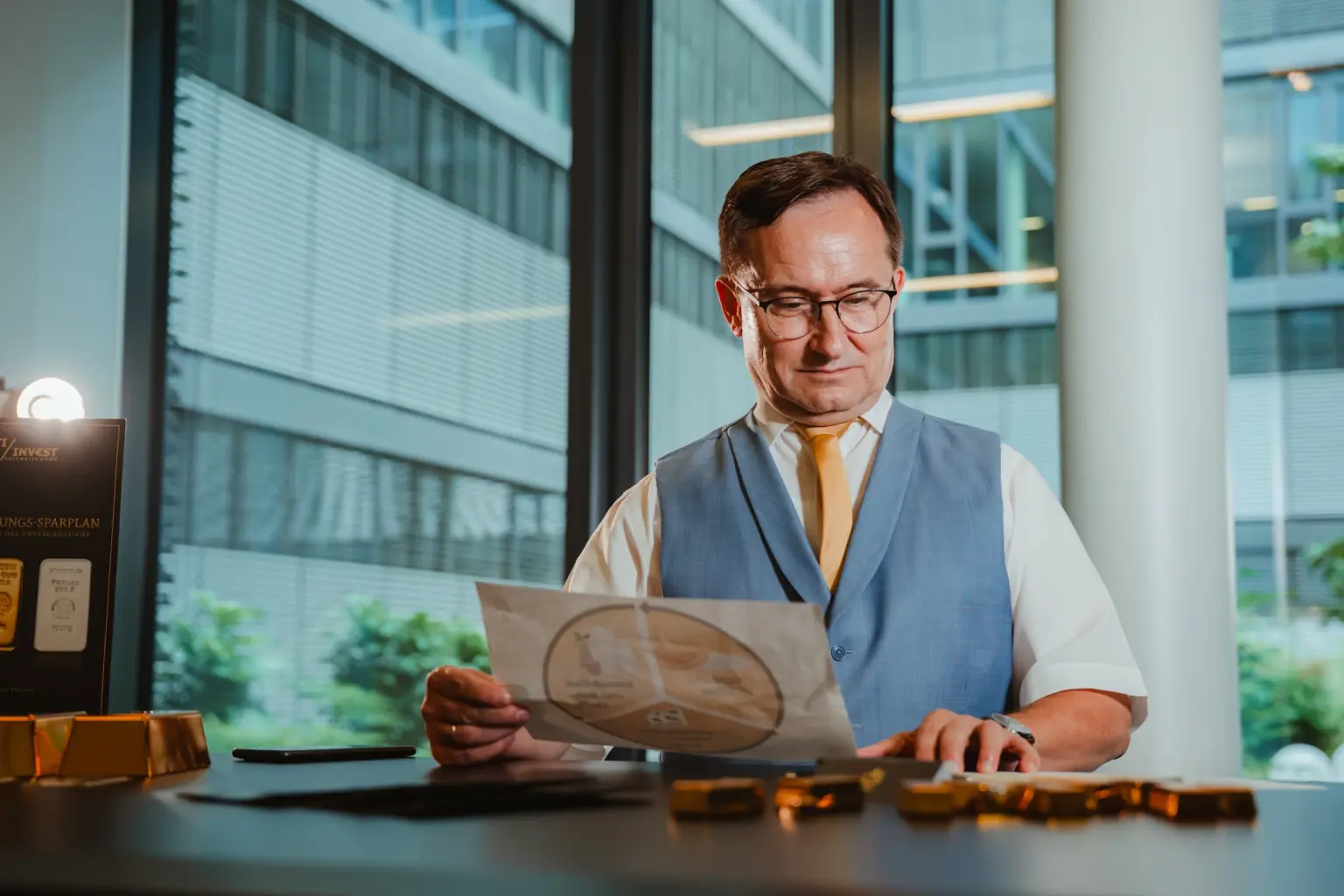 Expertf fuer Vermoegensanlagen in Gold Martin Schroeter von Goldstandard Business beraet eine Kapitalgesellschaft fuer eine richtige Anlagestrategie in Gold