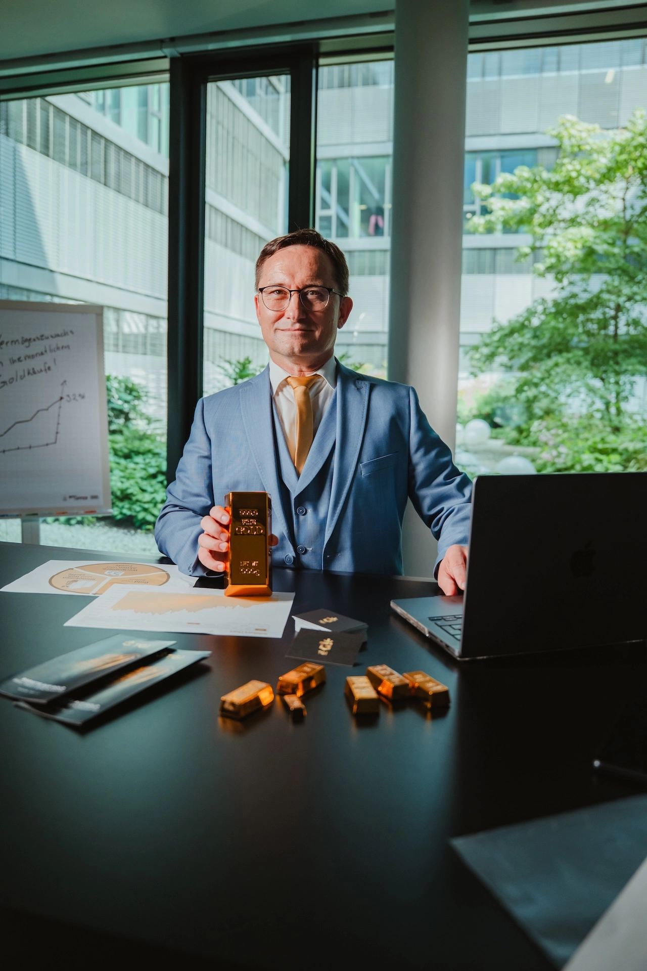 Expertf fuer Vermoegensanlagen in Gold Martin Schroeter von Goldstandard Business beraet eine Kapitalgesellschaft fuer eine richtige Anlagestrategie in Gold